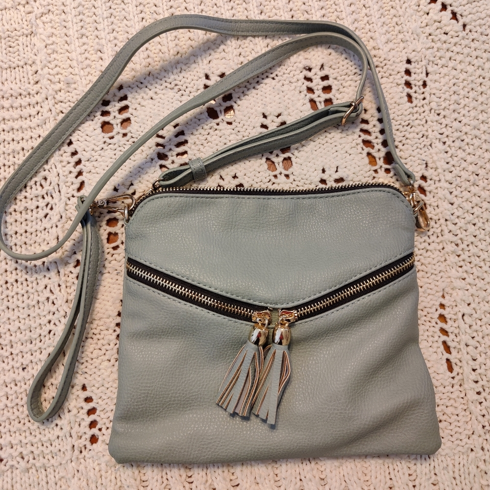 Miztrique purse crossbody or wristlet or clutch. Removable straps